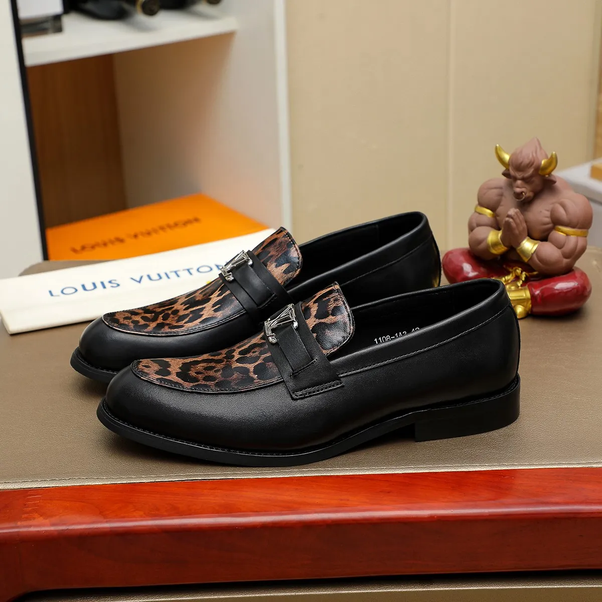 Men's shoes 💰 460 💰 Louis Vuitton LV ® 🆕 model 🔛Full shoe counter, first layer cowhide, 🐂leather lined casual shoes for men, super soft outsole, essential for driving. Counter synchronization, original first layer cowhide, completely 1:1 mold customization🌹top version, color optional! Number: 39-44 (customized at 38.45)